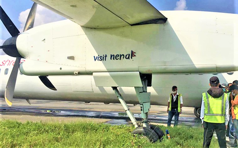 श्री एयरलाइन्सको जहाज धावनमार्गबाट चिप्लिएर घाँसे मैदानमा : Jana Aawaj News