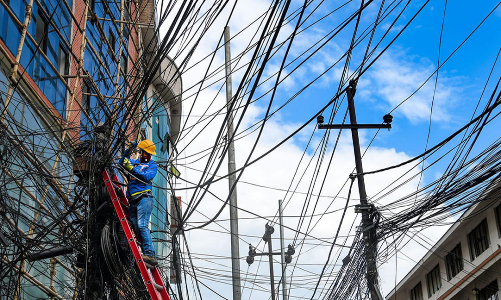 पोल भाडा नतिर्ने इन्टरनेट कम्पनीको तार काट्न शुरु : Jana Aawaj News