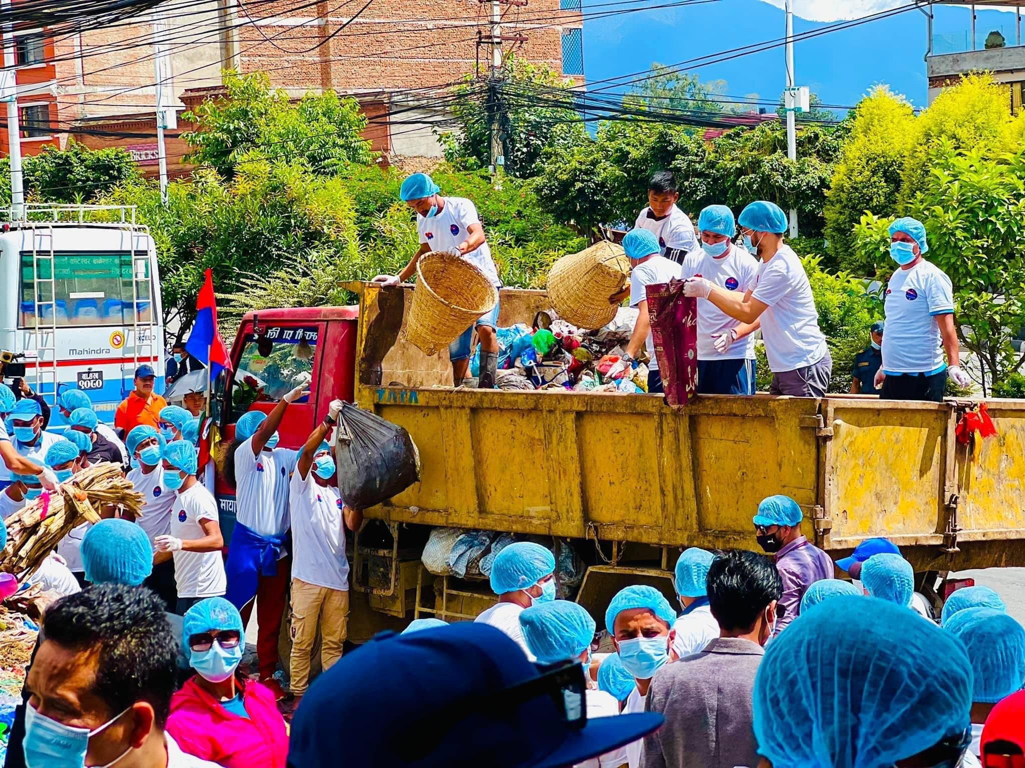 युवा संघद्धारा काठमाडौंको सडकमा थुप्रिएको फोहोर सरसफाई : Jana Aawaj News