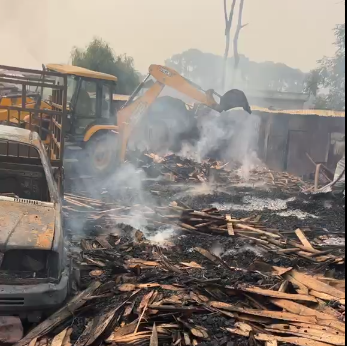 चाँगुनारायणको प्लाइ उड कारखानामा आगलागी हुदाँ, डेढ करोडको क्षति : Jana Aawaj News