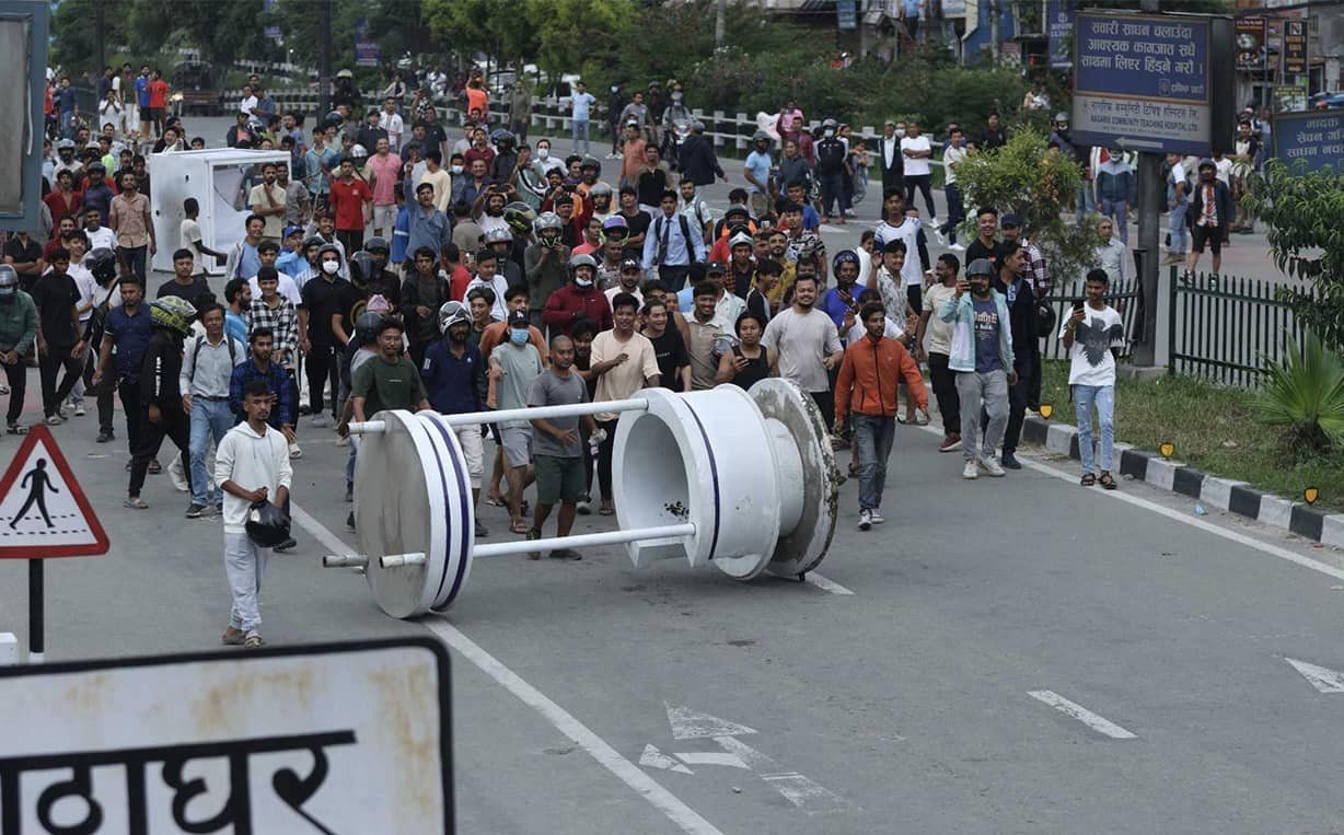 ट्राफिकले चेकजाँचका लागि रोकिराखेको स्कुटरलाई ट्रकले ठक्कर दियो, महिलाको मृत्युभएपछि ढुङ्गा हानाहान : Jana Aawaj News