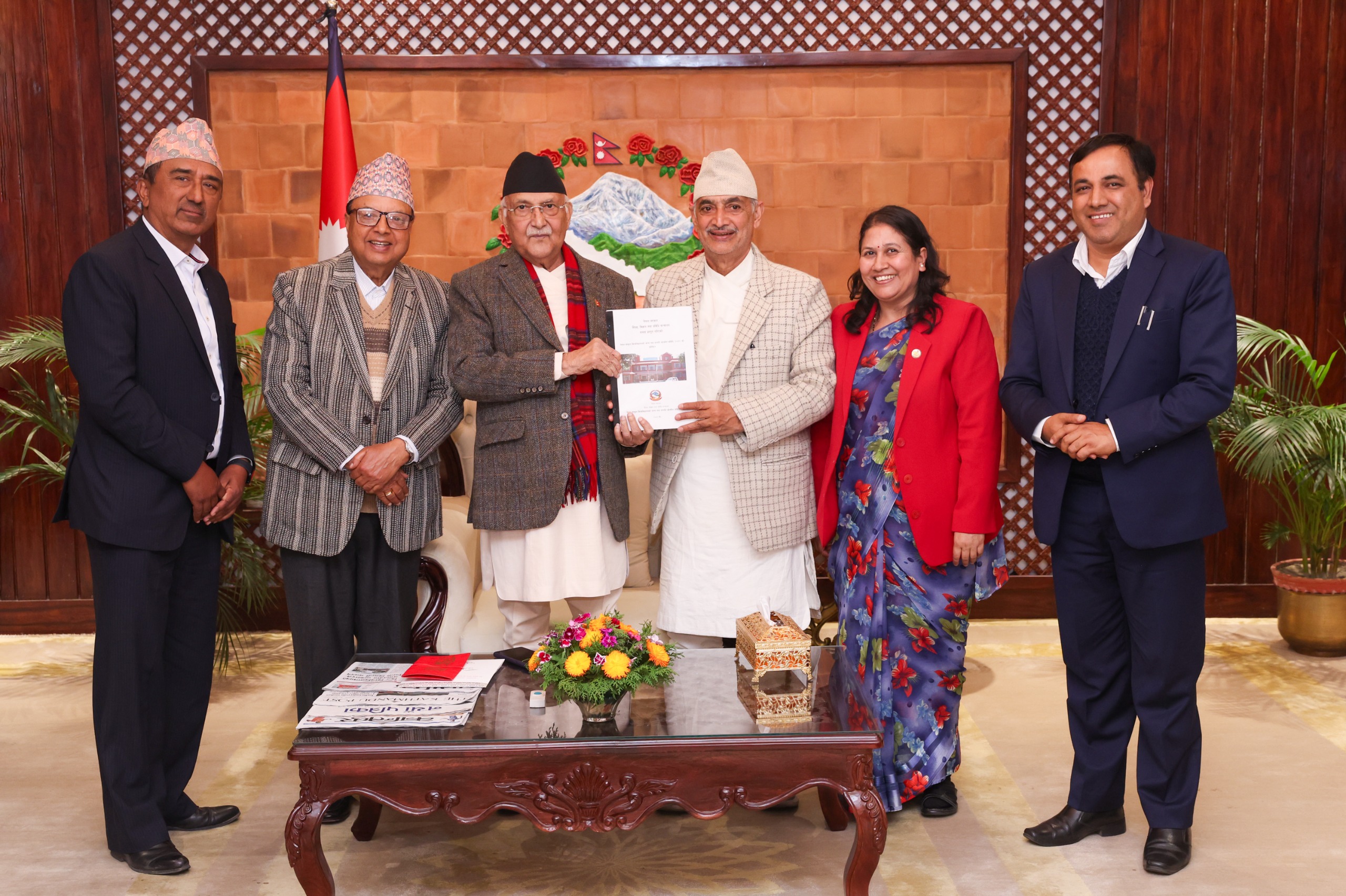 प्रधानमन्त्रीलाई संस्कृत विश्वविद्यालयको जग्गा खोजबिन समितिको प्रतिवेदन हस्तान्तरण : Jana Aawaj News