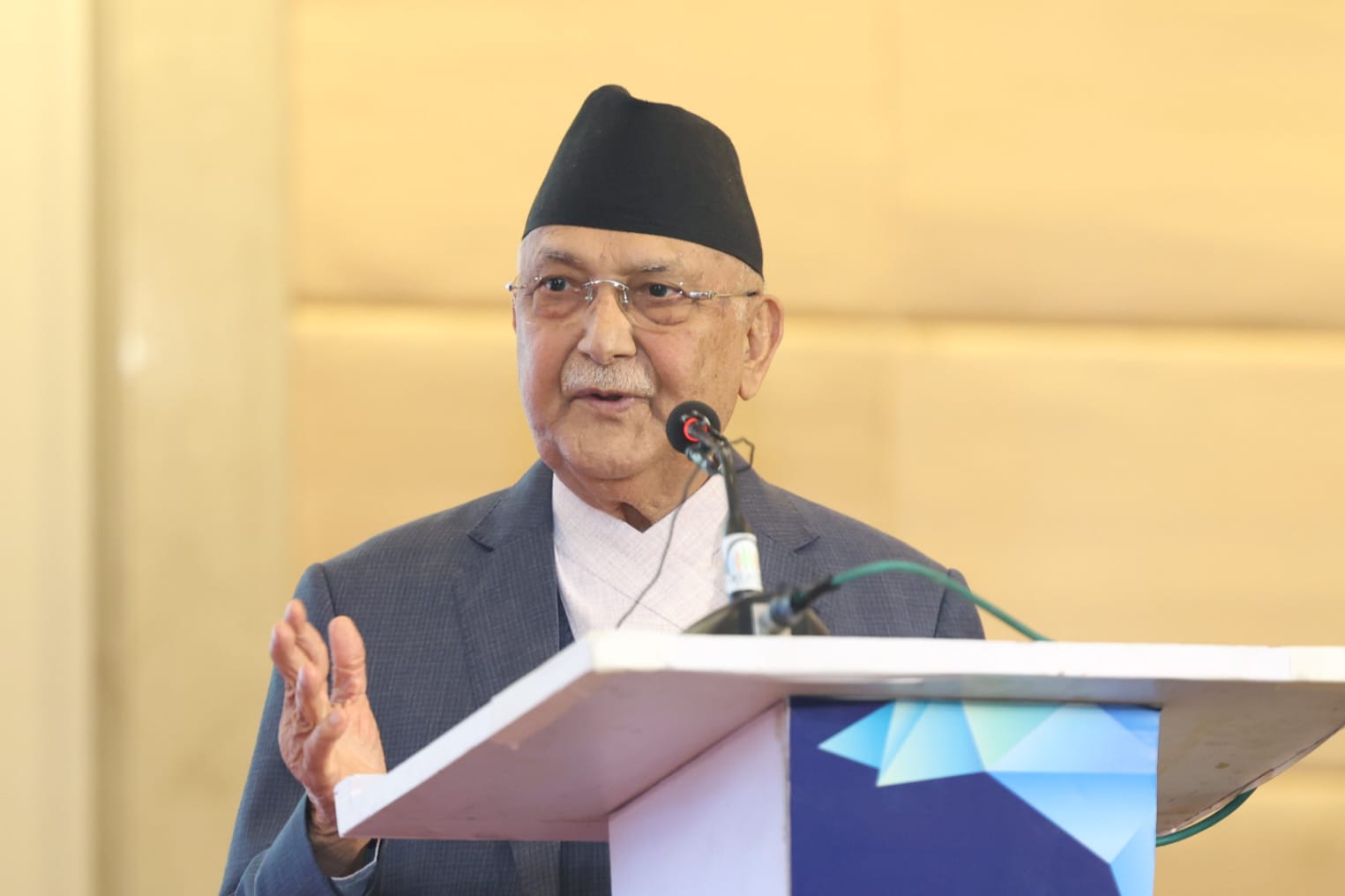 संविधानअन्तर्गत शपथ खाएर संसद्मा संविधान मान्दिनँ भनिनु इमानदारिताको खडेरी होः प्रधानमन्त्रीओली : Jana Aawaj News