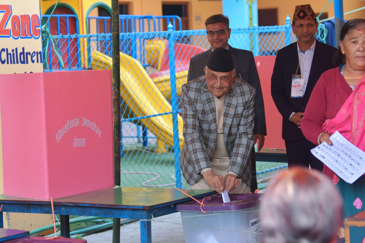 नेकपा (एमाले) का अध्यक्ष केपी शर्मा ओलीले गरे मतदान : Jana Aawaj News