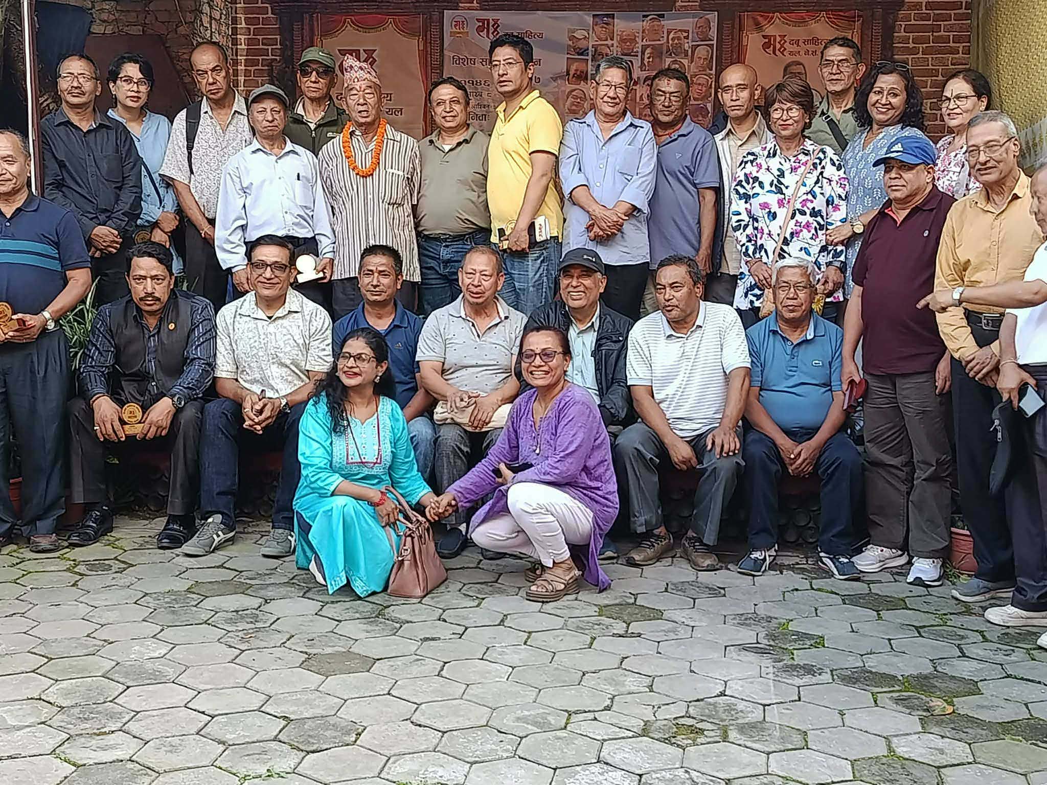 २८ जना स्रष्टाले ‘सः दबू साहित्य’मा रचना वाचन गरे : Jana Aawaj News